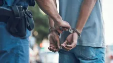 Detienen a sujeto que se disfrazó de su madre muerta para seguir cobrando su pensión