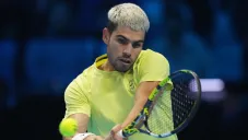 Alcaraz posa con jersey de los Dolphins