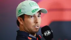 Checo Pérez defiende a Chicharito Hernández tras críticas por penalti fallado ante Cruz Azul