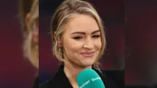 Presentadora de televisión se desplomó en vivo en un partido en Inglaterra