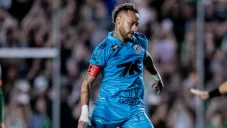 Aficionado buscó a Neymar para pedirle foto y tira a jugador de Santos