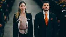 Samuel García y Mariana Rodríguez llegan a Washington para el sorteo del Mundial 2026