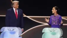 Cara a cara. La presidenta se encuentra con el mandatario pero para poner a jugar el balón.