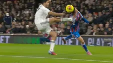 Raúl Jiménez lanza tremenda patada a rival