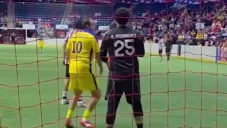 Cuauhtémoc Blanco propina golpe