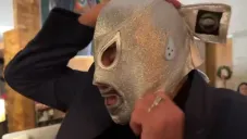 Hijo del Santo se quita la mascara