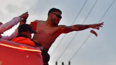 Alexis Vega lanza dinero a la afición de Toluca durante festejos del bicampeonato