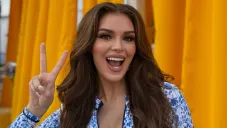 La finlandesa publica una imagen donde aparece jalándose los ojos.