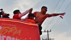 Afición revienta a Alexis Vega por aventar billetes en festejos: "que falta de respeto"