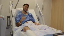 Santiago Giménez reaparece con mensaje en redes tras su operación de tobillo