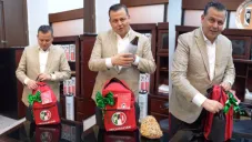 Diputado del PRI regala caguamas y botana a legisladores