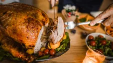 ¿Por qué comemos pavo en Navidad y cuál es el origen de esta tradición?