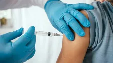 ¿Qué es la vacuna contra el virus sincicial respiratorio y quiénes deben aplicársela en México?