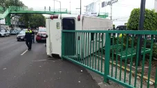 VIDEO: Microbús choca con tres autos y vuelca en Coyoacán; deja cinco lesionados en CDMX