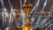 ¡Momentazo! Jugador finge lesión y silbante lo amenaza con expulsarlo si no se sube a una camilla