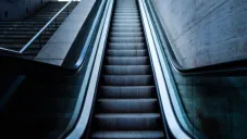 Niño pierde un dedo del pie tras accidente en escalera eléctrica del WTC en CDMX