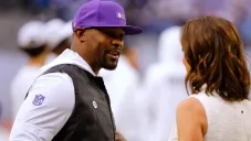 Vikings busca retener a Brian Flores