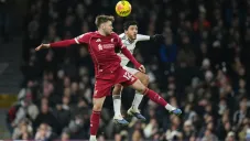 ¡De héroe a villano! Raúl Jiménez da asistencia pero pierde costoso balón en empate ante Liverpool