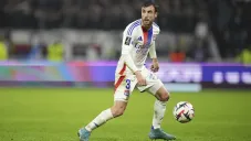 Nicolás Tagliafico recibe brutal patada en el pecho durante el Lyon vs Mónaco