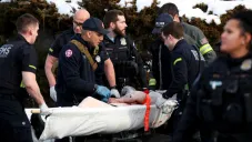 Las imágenes muestran el momento en que la autoridad dispara contra la ciudadana.