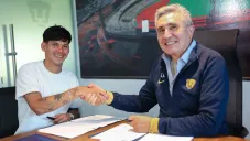 Morales en su firma de contrato con Pumas