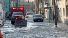 VIDEO: Fuga de agua inunda calles de la GAM y desperdicia millones de litros