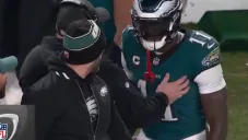 ¡Hay tiro! Nick Sirianni y AJ Brown protagonizan altercado durante la eliminación de Eagles