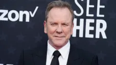 Arrestan a Kiefer Sutherland, ganador de Golden Globe, tras presunta agresión a conductor en Los Ángeles