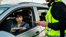 ¿De cuánto es la multa por estacionarte frente a bancos, escuelas y hospitales en CDMX?