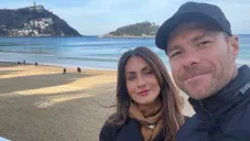Xabi y su esposa