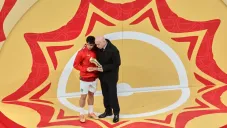 Brahim siendo consolado por Infantino