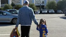 Niña se hace viral por fallar casi todos los partidos de Playoffs de la NFL