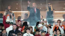 Trump aparece en el Campeonato Nacional de futbol colegial en medio de tensiones con Europa por Groenlandia