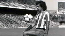 Aficionado limpió la placa de Hugo Sánchez en el Estadio del Atlético de Madrid