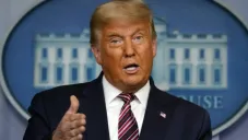 ¿Por qué Donald Trump tiene moretones en la mano? Esto es lo que dijo