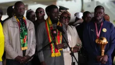 Presidente de Senegal celebra el triunfo de la Copa Africana junto a sus dos esposas y causa polémica