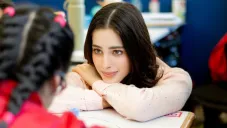 Fátima Bosch juega descalza con niños en Guatemala y es comparada con la princesa Diana