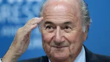 Blatter regresa al foco de atención en el futbol