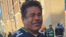 ¡Emoción a flor de piel! Aficionado de los Seahawks se conmueve hasta las lágrimas al ir al estadio