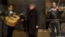 Guillermo del Toro se echa palomazo con mariachi durante el Festival de Sundance