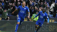 Leonardo Ulloa festeja un gol