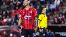 Edwin Cardona se molesta en un duelo de los Xolos