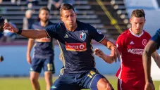 Daniel Ríos disputa un juego con Carolina en la USL