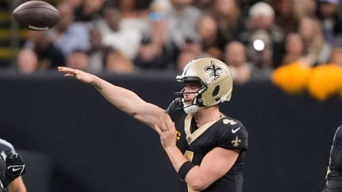 Carr dio cuatro pases de TD en victoria de Saints