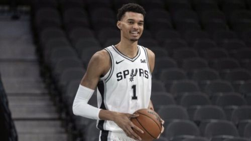 Wembanyama podría jugar en su país junto a sus compañeros de los Spurs