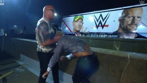The Rock golpea a Cody Rhodes 'frente' a John Cena y Stone Cold