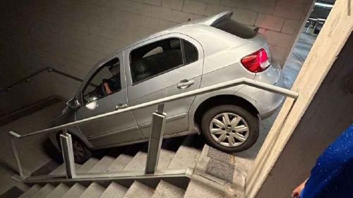¿Se equivocó de entrada? Aficionado del Cruzeiro atora su coche en las escaleras del estadio