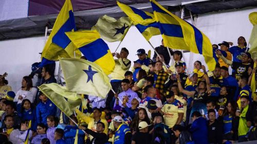 Aficionados del América llevan serenata al hotel de concentración en Puebla