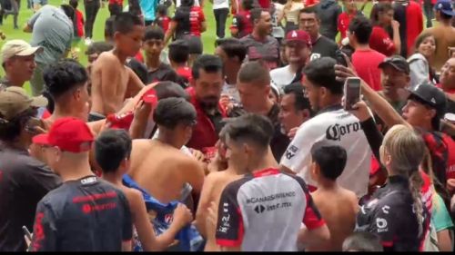 La Fiel invade la cancha del Estadio Jalisco en entrenamiento del Atlas a puerta abierta 
