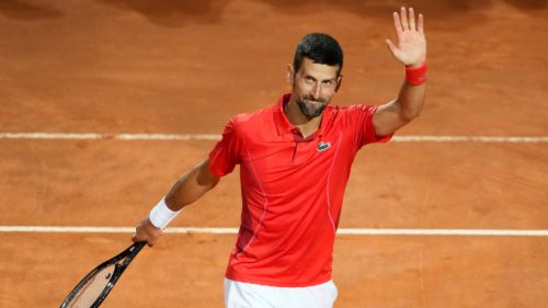 Novak Djokovic es golpeado con una botella tras su victoria en el Masters de Roma